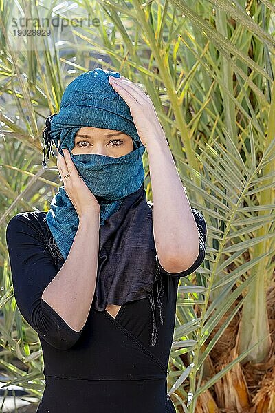 Ein schönes Model trägt einen Hijab mitten in der Sahara