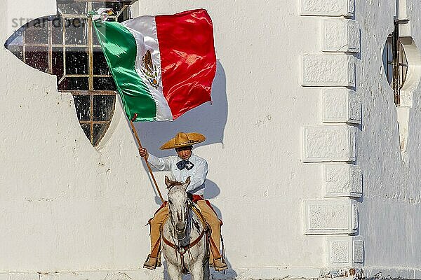 Eine Gruppe stattlicher mexikanischer Charros posiert vor einer Hazienda in der mexikanischen Landschaft