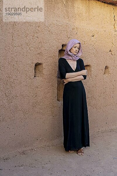 Ein schönes Model trägt einen Hijab mitten in der Sahara