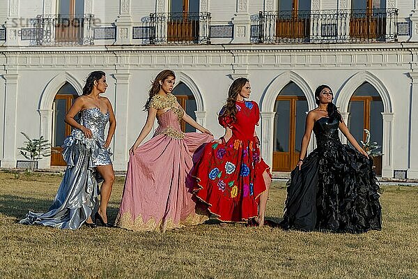 Eine Gruppe wunderschöner brünetter Hispanic Modelle posiert im Freien auf einer Hazienda in Mexiko