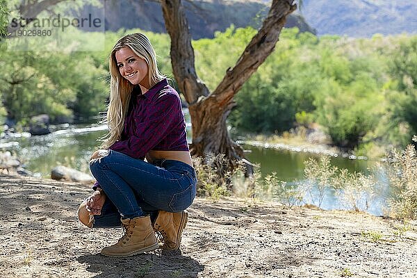 Ein wunderschönes junges blondes Model genießt die freie Natur in der Wüste von Arizona