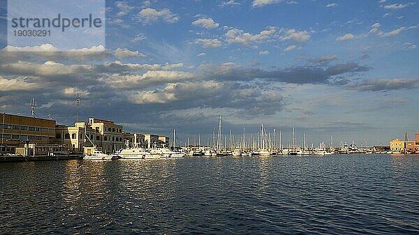 Abendlicht  Hafen  Schiffe der italienischen Küstenwache  Segelboote  wolkiger blauer Himmel  Catania  Ostküste  Sizilien  Italien  Europa
