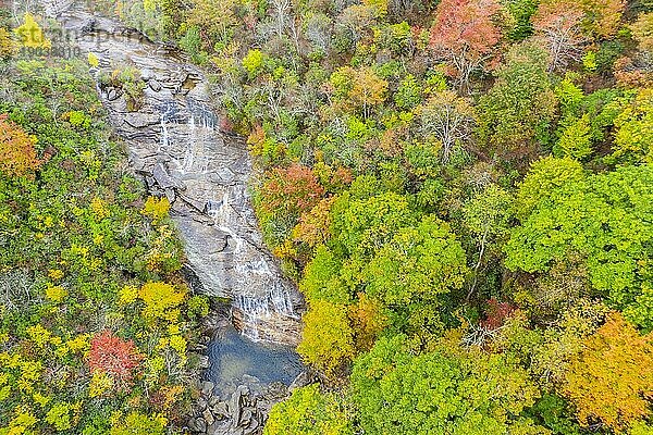 Ein Wasserfall liegt an einem Herbsttag in den Bergen von Carolina