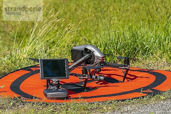 Blick auf eine professionelle Drohne  die bei einem Videodreh eingesetzt wird