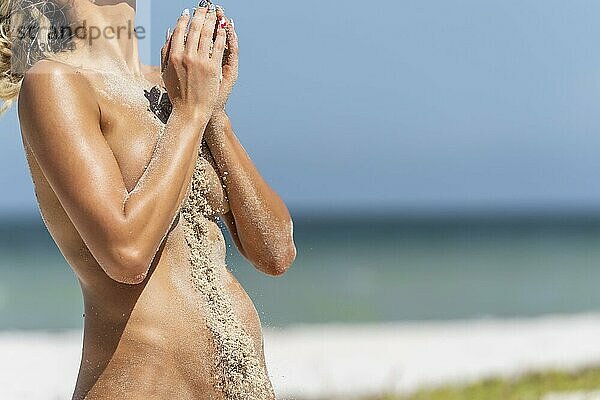 Ein wunderschönes hispanisches brünettes Modell posiert nackt an einem mexikanischen Strand