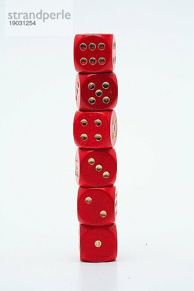 Symbolfoto  Stapel mit sechs roten Würfeln sortiert nach absteigendem Wert