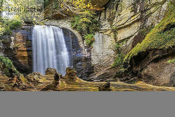 Ein Wasserfall liegt an einem Herbsttag in den Bergen von Carolina