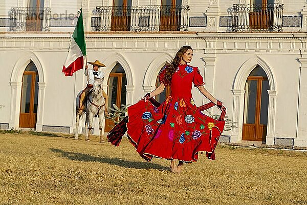 Ein wunderschönes Hispanic Brunette Modell posiert im Freien in häuslicher Umgebung