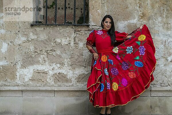 Ein wunderschönes hispanisches brünettes Modell posiert im Freien auf einer mexikanischen Hazienda