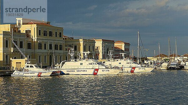 Abendlicht  Hafen  Schiffe der italienischen Küstenwache  nah  Gebäude an der Hafenfront  Catania  Ostküste  Sizilien  Italien  Europa