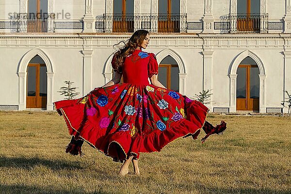 Ein wunderschönes Hispanic Brunette Modell posiert im Freien in häuslicher Umgebung