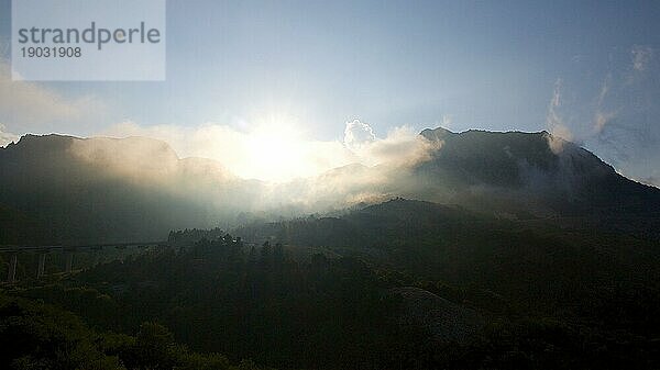 Nebel  Gegenlicht  Brücke  Berge  Nationalpark Madonie  Frühling  Sizilien  Italien  Europa