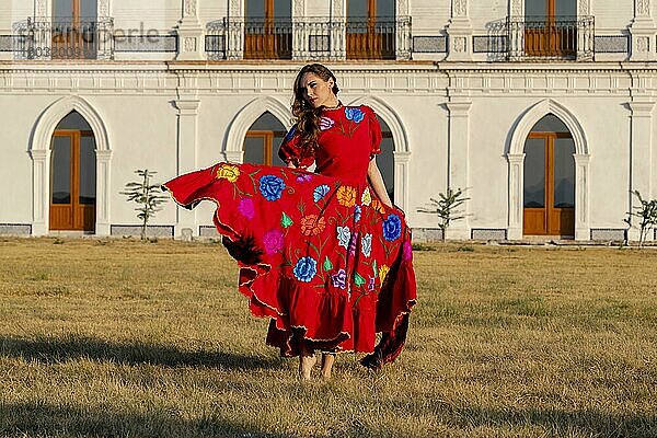 Ein wunderschönes Hispanic Brunette Modell posiert im Freien in häuslicher Umgebung