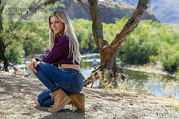 Ein wunderschönes junges blondes Model genießt die freie Natur in der Wüste von Arizona