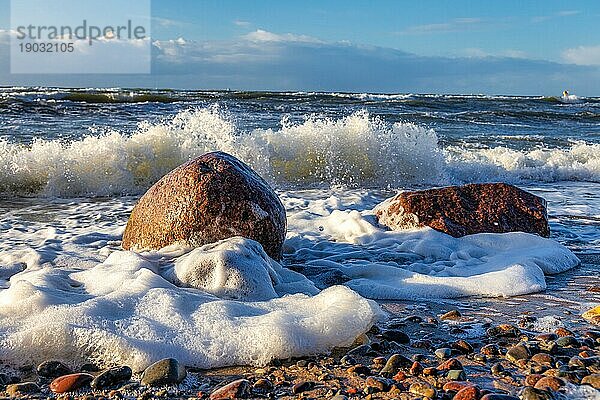 Brechende Wellen an den Buhnen Ostsee