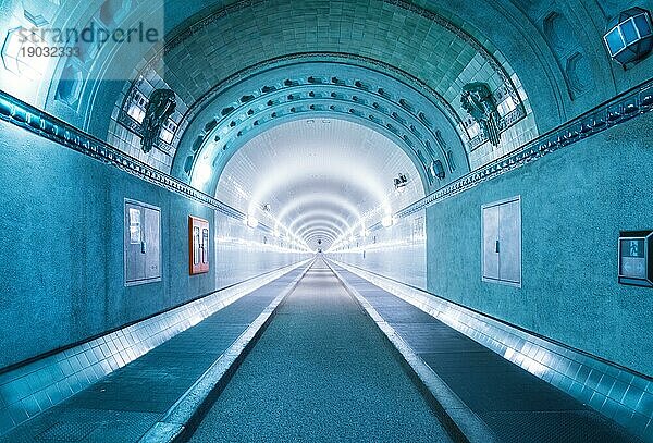 Der alte Elbtunnel von innen. Der Tunnel verbindet die Landungsbrücken und Steinwerder