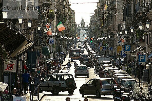 Gegenlicht  Autos  Geschäftsstraße  Catania  Altstadt  Barocke Altstadt  Ostküse  Sizilien  Italien  Europa