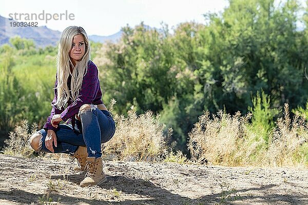 Ein wunderschönes junges blondes Model genießt die freie Natur in der Wüste von Arizona