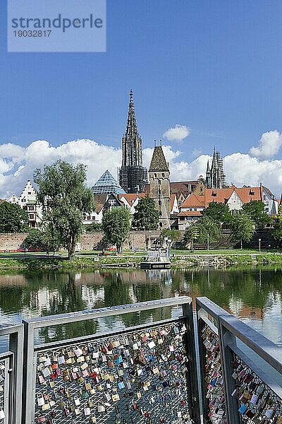 Stadtansicht  Donauufer mit historischer Altstadt  Fischerviertel  Metzgerturm und Münster  Ausichtsplattform  Freundschafts-Schlösser  Ulm  Baden-Württemberg  Deutschland  Europa