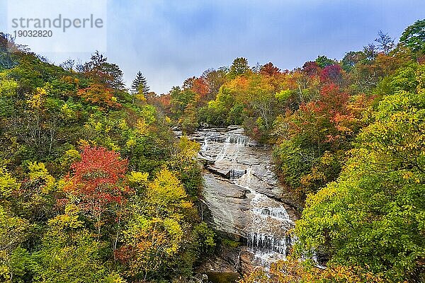 Ein Wasserfall liegt an einem Herbsttag in den Bergen von Carolina