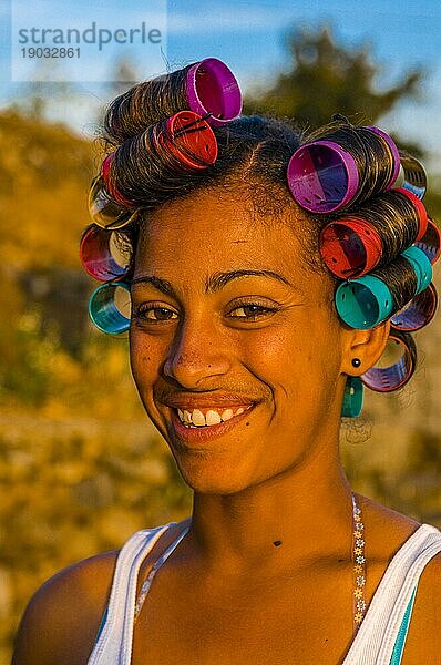 Einheimische Frau mit Lockenstab lacht. Fogo. Cabo Verde. Afrika
