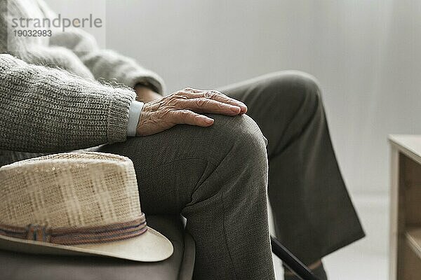 Seitenansicht Mann mit seinem Hut Pflegeheim. Auflösung und hohe Qualität schönes Foto