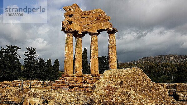 Säulen  Kapitel  Gebälk  Ecke eines Tempels  Nach-Gewitter-Stimmung  Dioskurentempel  Tal der Tempel  valle dei templi  Agrigento  Sizilien  Italien  Europa