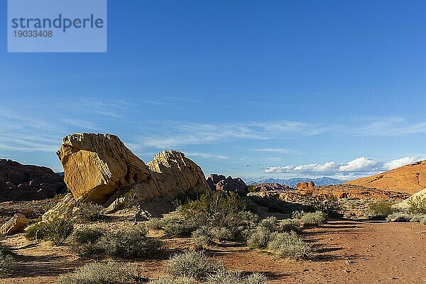 Schöne Felsformationen in der Wüste von Nevada vor blauem Himmel
