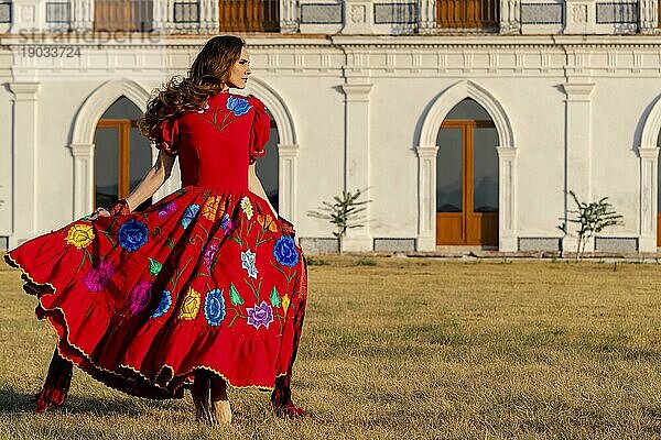 Ein wunderschönes Hispanic Brunette Modell posiert im Freien in häuslicher Umgebung