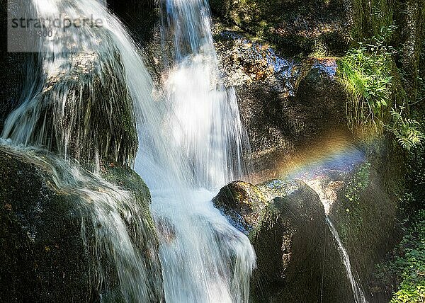 Wasserfall in der Wolfsschlucht bei Bad Kreuzen Österreich mit Regenbogen