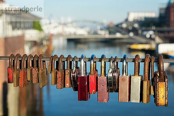 Liebesschloss an einer Brücke in Hamburg