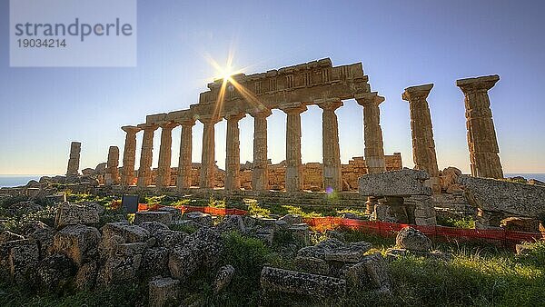 HDR Aufnahme  Gegenlicht  Sonne als Stern  Superweitwinkelaufnah  Tempel C  Apollon Tempel  Selinunte  Archäologische Stätte  Tempel  Südwestsizilien  Sizilien  Italien  Europa