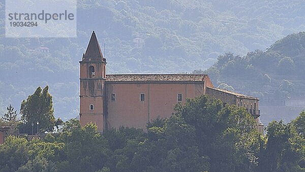 Rosafarbene Kirche  Gegenlicht  grüne Hügel ringsherum  San Pierro Patti  Stadt  Nationalpark Nebrodi  Sizilien  Italien  Europa