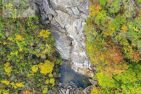 Ein Wasserfall liegt an einem Herbsttag in den Bergen von Carolina