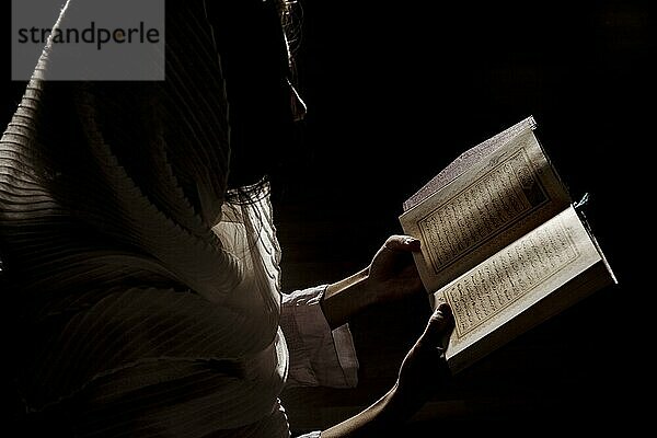 Silhouette Frau lesen quran2. Auflösung und hohe Qualität schönes Foto