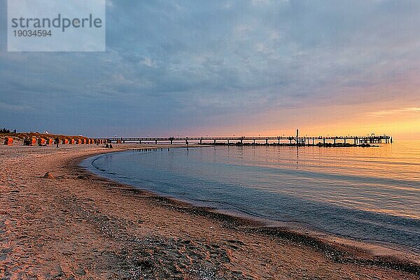 Stimmungsvoller Sonnenuntergang am Strand Ostsee
