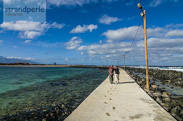 Liebespaar bei einem Spaziergang auf einem Weg an der Küste. San Vincente. Cabo Verde. Afrika