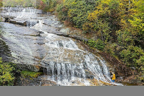 Ein Wasserfall liegt an einem Herbsttag in den Bergen von Carolina