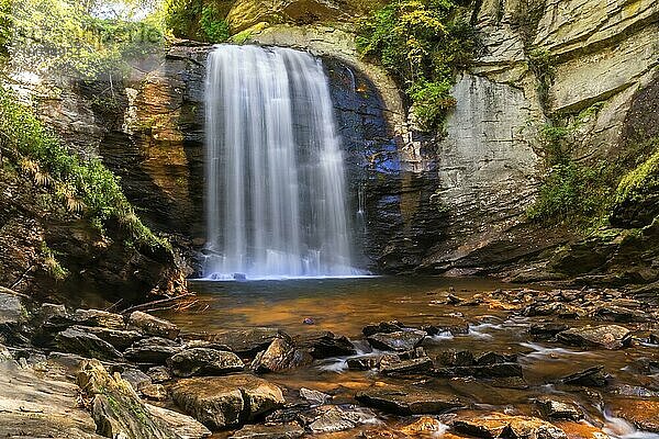 Ein Wasserfall liegt an einem Herbsttag in den Bergen von Carolina