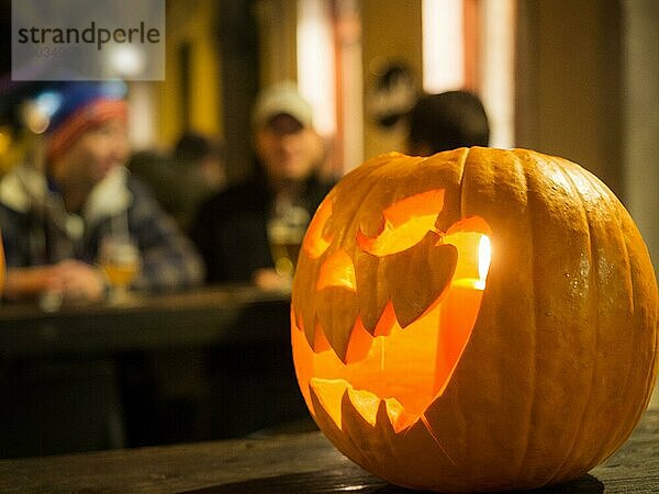 Kürbis an Halloween mit Kerze