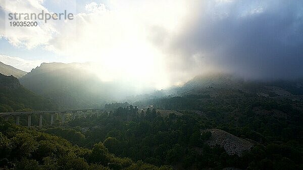 Nebel  Gegenlicht  Brücke  Berge  Nationalpark Madonie  Frühling  Sizilien  Italien  Europa