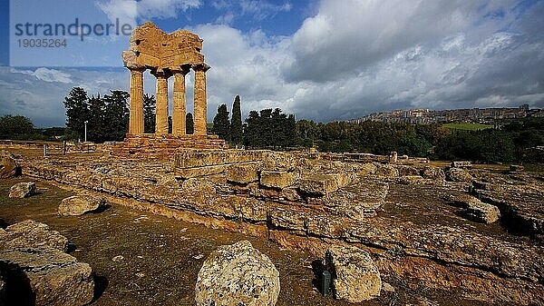 Nach-Gewitter-Stimmung  Ecke eines Tempels  Säulen  Kapitel  Gebälk  Dioskurentempel  Tal der Tempel  valle dei templi  Agrigento  Sizilien  Italien  Europa