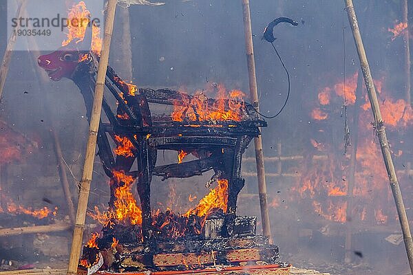 Gianyar  Bali  Indonesien  in einem Sarkophag werden die sterblichen Überreste eines Menschen während der Ngaben Zeremonie verbrannt  Asien