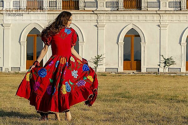 Ein wunderschönes Hispanic Brunette Modell posiert im Freien in häuslicher Umgebung