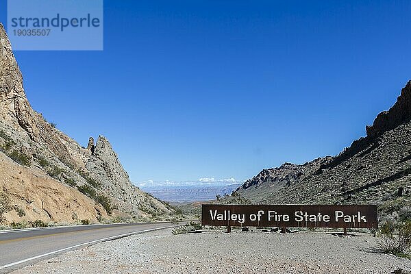 Schöne Felsformationen in der Wüste von Nevada vor blauem Himmel