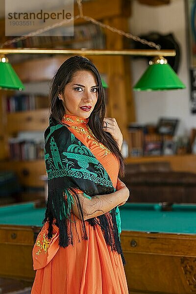 Ein wunderschönes Hispanic Brunette Modell posiert drinnen in häuslicher Umgebung