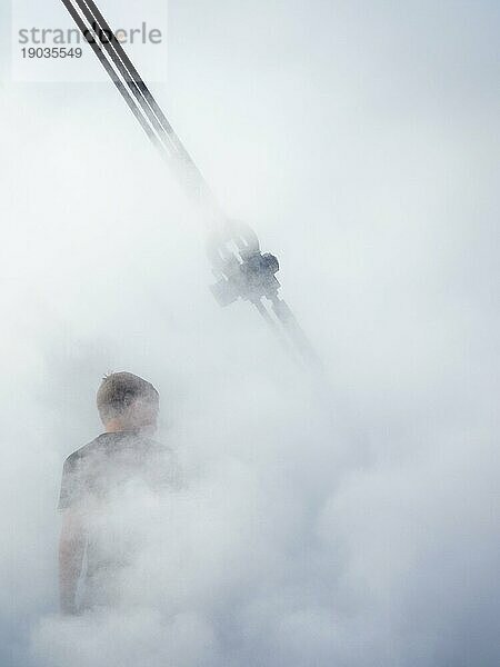 Kind in Nebel und Dunst auf einer Bühne