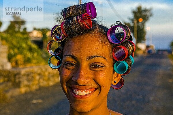 Einheimische Frau mit Lockenstab lacht. Fogo. Cabo Verde. Afrika
