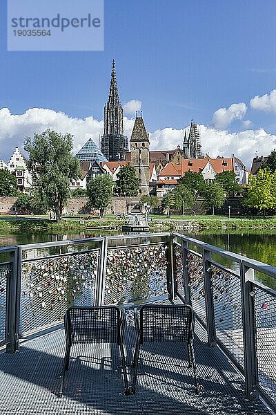 Stadtansicht  Donauufer mit historischer Altstadt  Fischerviertel  Metzgerturm und Münster  Ausichtsplattform  Freundschafts-Schlösser  Ulm  Baden-Württemberg  Deutschland  Europa