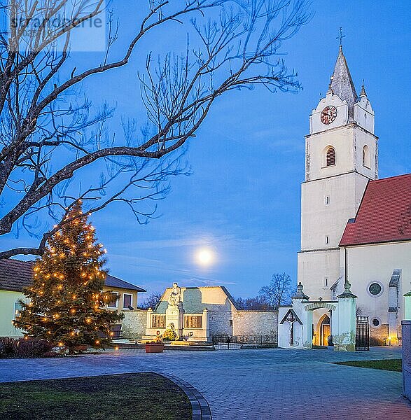 Monduntergang mit Kirche und Weihnachtsdekoration